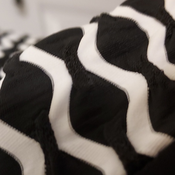 R & M Richards Petite Black and White Geometric Wave Pattern Wide Strap Dress 14 - Picture 3 of 8